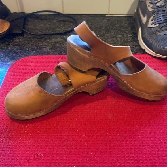 Lotta’s Low Tan Wood Clogs - Picture 5 of 11